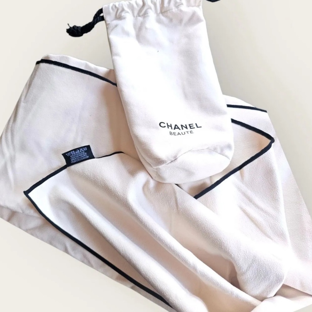 NEW-Chanel Beauté Ivory Throw with Black Emblem - Picture 9 of 13